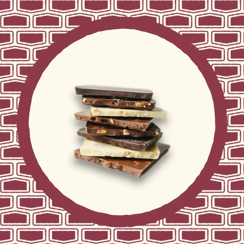 Morceaux de chocolat noir et blanc empilés