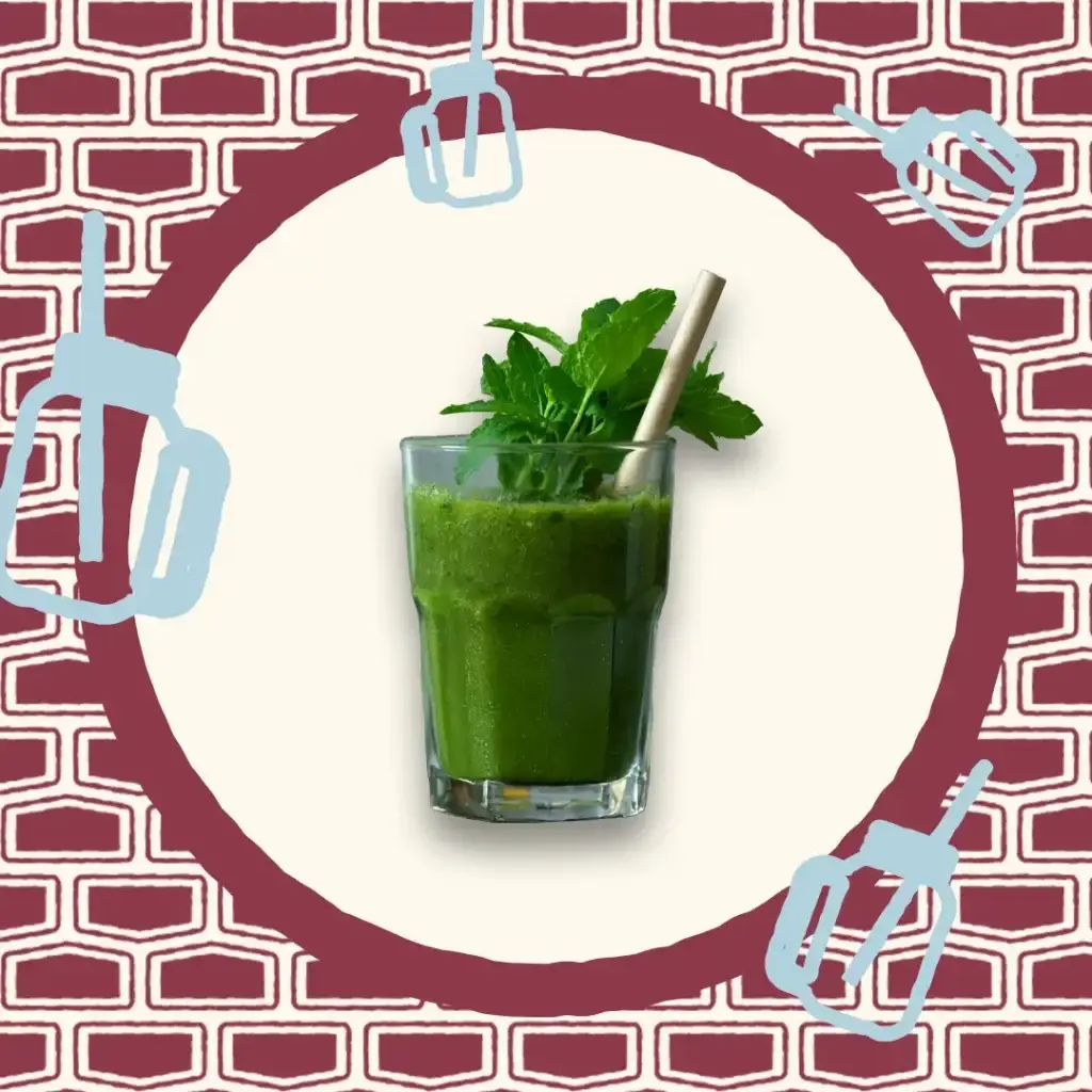 Smoothie vert foncé dans un verre droit, décoré de feuilles de menthe